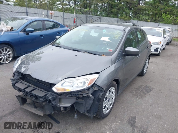 2012 Ford Focus SE z VIN 1FAHP3K22CL394088, wystawiony jako IAAI lot #42263710 z przebiegiem 147 259 mil mil oraz . Historia ofert i sprzedaży dostępna na DreamBid. Obrazek 2.