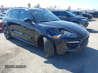 2014 Porsche Cayenne GTS z VIN WP1AD2A24ELA76457, wystawiony jako IAAI lot #41538390 z przebiegiem 101 082 mil mil oraz . Historia ofert i sprzedaży dostępna na DreamBid. Obrazek 1.