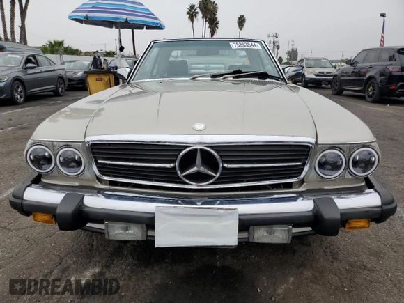 1987 Mercedes-Benz 560 SL z VIN WDBBA48D6HA070949, wystawiony jako Copart lot #75353644 z przebiegiem 114 792 mil mil oraz Czysty tytuł • Clean title. Historia ofert i sprzedaży dostępna na DreamBid. Obrazek 5.