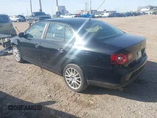 2008 Volkswagen Jetta S z VIN 3VWJM71K88M021296, wystawiony jako IAAI lot #42083787 z przebiegiem 170 777 mil mil oraz . Historia ofert i sprzedaży dostępna na DreamBid. Obrazek 3.