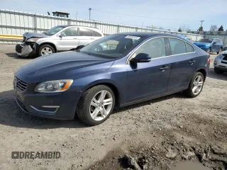 2015 Volvo S60 T5 Drive-E Premier z VIN YV140MFK7F2355529, wystawiony jako Copart lot #48684345 z przebiegiem 159 545 mil mil oraz Szkoda całkowita • Salvage title. Historia ofert i sprzedaży dostępna na DreamBid. Obrazek 1.