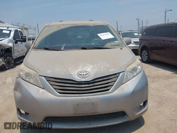 2014 Toyota Sienna LE AAS z VIN 5TDKK3DC6ES442682, wystawiony jako IAAI lot #42271110 z przebiegiem 158 785 mil mil oraz . Historia ofert i sprzedaży dostępna na DreamBid. Obrazek 12.
