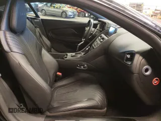 2017 Aston Martin DB11 z VIN SCFRMFAV9HGL02951, wystawiony jako Copart lot #53633992 z przebiegiem 28 066 mil mil oraz . Historia ofert i sprzedaży dostępna na DreamBid. Obrazek 5.