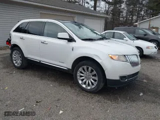 2011 Lincoln MKX with VIN 2LMDJ8JK0BBJ08813, listed as a IAAI auction lot 40978551 with 184,382 mi miles. Bid and sale history available at carsss.com. Image 1.