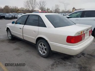 1996 Audi A6 z VIN WAUGA84A6TN084231, wystawiony jako IAAI lot #40940280 z przebiegiem 210 502 mil mil oraz . Historia ofert i sprzedaży dostępna na DreamBid. Obrazek 3.