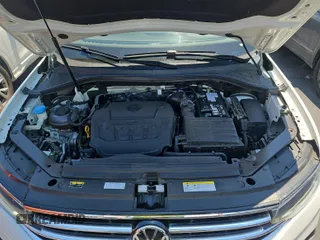 2024 Volkswagen Tiguan SE z VIN 3VV3B7AX3RM105123, wystawiony jako IAAI lot #42796460 z przebiegiem 36 543 mil mil oraz . Historia ofert i sprzedaży dostępna na DreamBid. Obrazek 53.