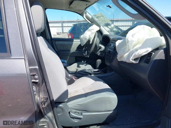 2006 Ford Escape XLT with VIN 1FMYU03106KA54774, listed as a IAAI auction lot 41940956 with 146,674 mi miles. Bid and sale history available at carsss.com. Image 5.