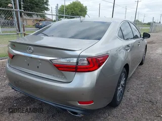 2016 Lexus ES 330 z VIN 58ABK1GG6GU034351, wystawiony jako IAAI lot #42167029 z przebiegiem 42 206 mil mil oraz . Historia ofert i sprzedaży dostępna na DreamBid. Obrazek 4.
