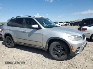 2013 BMW X5 xDrive35i z VIN 5UXZV4C50D0E05712, wystawiony jako Copart lot #57557575 z przebiegiem 118 243 mil mil oraz Szkoda całkowita • Salvage title. Historia ofert i sprzedaży dostępna na DreamBid. Obrazek 4.