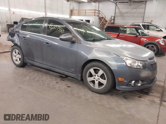 2014 Chevrolet Cruze 1LT z VIN 1G1PC5SB9E7449623, wystawiony jako IAAI lot #42277550 z przebiegiem 175 964 mil mil oraz . Historia ofert i sprzedaży dostępna na DreamBid. Obrazek 1.