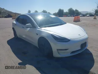 2022 Tesla Model 3 Long Range z VIN 5YJ3E1EB8NF212930, wystawiony jako IAAI lot #41658127 z przebiegiem 43 773 mil mil oraz . Historia ofert i sprzedaży dostępna na DreamBid. Obrazek 1.