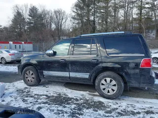 2007 Lincoln Navigator with VIN 5LMFU285X7LJ09190, listed as a IAAI auction lot 41611256 with 185,879 mi miles. Bid and sale history available at carsss.com. Image 14.