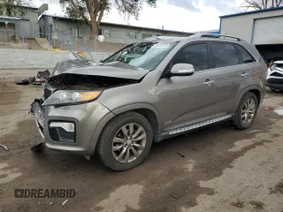 2013 Kia Sorento SX z VIN 5XYKWDA25DG367846, wystawiony jako Copart lot #59123205 z przebiegiem 168 446 mil mil oraz Szkoda całkowita • Salvage title. Historia ofert i sprzedaży dostępna na DreamBid. Obrazek 1.
