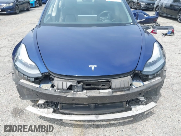 2020 Tesla Model 3 Standard Range Plus z VIN 5YJ3E1EA8LF785010, wystawiony jako IAAI lot #42130951 z przebiegiem 90 072 mil mil oraz . Historia ofert i sprzedaży dostępna na DreamBid. Obrazek 6.