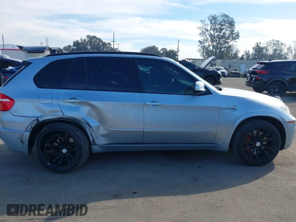2010 BMW X5 M z VIN 5YMGY0C57ALK25120, wystawiony jako IAAI lot #41473632 z przebiegiem 78 923 mil mil oraz . Historia ofert i sprzedaży dostępna na DreamBid. Obrazek 13.