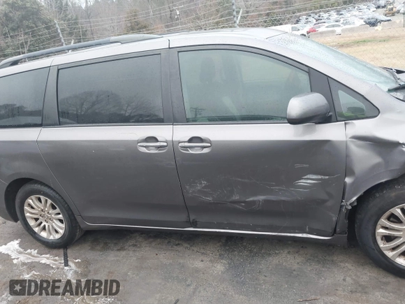 2017 Toyota Sienna XLE Auto Access Seat with VIN 5TDYZ3DC9HS818821, listed as a IAAI auction lot 41505304 with 74,295 mi miles. Bid and sale history available at carsss.com. Image 13.
