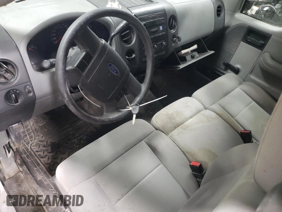 2004 Ford F-150 XL z VIN 1FTRF12W84NA68178, wystawiony jako Copart lot #48812455 z przebiegiem 206 819 mil mil oraz Szkody całkowita. Historia ofert i sprzedaży dostępna na DreamBid. Obrazek 8.