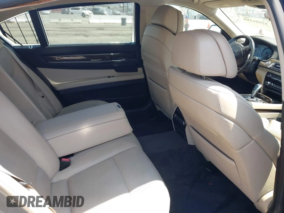 2010 BMW 7 Series 750Li z VIN WBAKB8C50ACY63208, wystawiony jako IAAI lot #42606209 z przebiegiem 120 802 mil mil oraz . Historia ofert i sprzedaży dostępna na DreamBid. Obrazek 8.