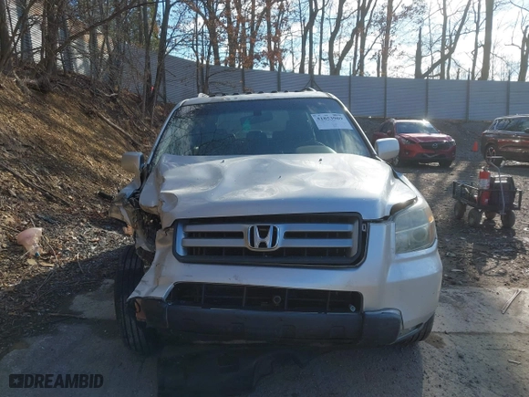 2006 Honda Pilot EX-L with RES with VIN 5FNYF28696B013992, listed as a IAAI auction lot 41853969 with 258,069 mi miles. Bid and sale history available at carsss.com. Image 13.