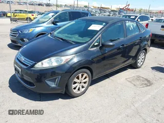 2011 Ford Fiesta SE z VIN 3FADP4BJ6BM121924, wystawiony jako IAAI lot #42453787 z przebiegiem 153 691 mil mil oraz . Historia ofert i sprzedaży dostępna na DreamBid. Obrazek 2.