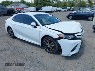 2018 Toyota Camry LE z VIN 4T1B11HK4JU159241, wystawiony jako IAAI lot #42201403 z przebiegiem 74 113 mil mil oraz . Historia ofert i sprzedaży dostępna na DreamBid. Obrazek 1.