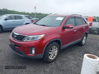 2014 Kia Sorento LX z VIN 5XYKT4A73EG547445, wystawiony jako IAAI lot #42277363 z przebiegiem 76 026 mil mil oraz . Historia ofert i sprzedaży dostępna na DreamBid. Obrazek 2.