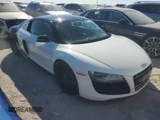 2011 Audi R8 5.2L z VIN WUAANAFG8BN000143, wystawiony jako Copart lot #74799504 z przebiegiem Nie podano mil oraz Szkoda całkowita • Salvage title. Historia ofert i sprzedaży dostępna na DreamBid. Obrazek 4.