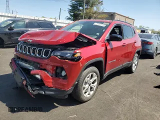 2025 Jeep Compass Latitude z VIN 3C4NJDBN4ST569877, wystawiony jako Copart lot #54666585 z przebiegiem 1 833 mil mil oraz Szkoda całkowita • Salvage title. Historia ofert i sprzedaży dostępna na DreamBid. Obrazek 1.