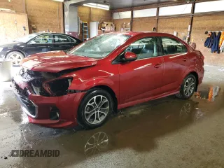 2020 Chevrolet Sonic LT z VIN 1G1JD5SB6L4142413, wystawiony jako Copart lot #56104975 z przebiegiem 61 263 mil mil oraz Szkoda całkowita • Salvage title. Historia ofert i sprzedaży dostępna na DreamBid. Obrazek 1.