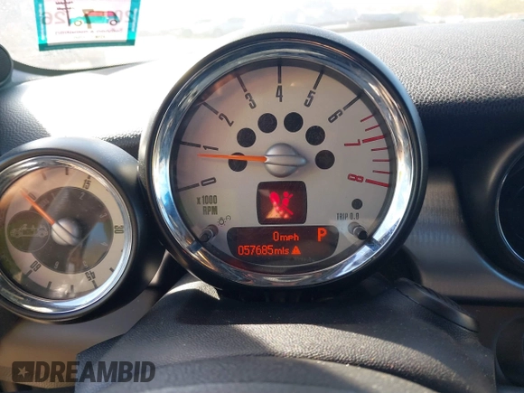 2013 MINI Convertible S z VIN WMWZP3C56DT705074, wystawiony jako IAAI lot #40762024 z przebiegiem 57 685 mil mil oraz . Historia ofert i sprzedaży dostępna na DreamBid. Obrazek 7.
