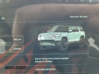 2025 Rivian R1S Adventure z VIN 7PDSGBBA2SN051004, wystawiony jako Copart lot #58999005 z przebiegiem 786 mil mil oraz Szkoda całkowita • Salvage title. Historia ofert i sprzedaży dostępna na DreamBid. Obrazek 9.