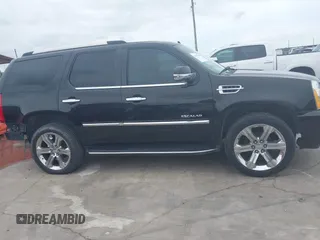 2013 Cadillac Escalade Luxury z VIN 1GYS3BEFXDR127777, wystawiony jako IAAI lot #42390040 z przebiegiem 206 852 mil mil oraz . Historia ofert i sprzedaży dostępna na DreamBid. Obrazek 13.