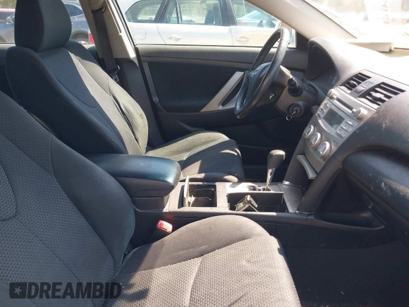 2011 Toyota Camry LE z VIN 4T1BF3EK0BU592218, wystawiony jako IAAI lot #42096268 z przebiegiem 121 132 mil mil oraz . Historia ofert i sprzedaży dostępna na DreamBid. Obrazek 5.