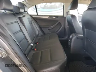 2015 Volkswagen Jetta SE z VIN 3VWD17AJ0FM293139, wystawiony jako Copart lot #61503405 z przebiegiem 100 045 mil mil oraz Czysty tytuł • Clean title. Historia ofert i sprzedaży dostępna na DreamBid. Obrazek 10.