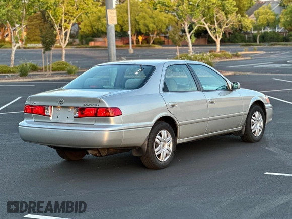 2000 Toyota Camry CE z VIN 4T1BG22K2YU669871, wystawiony jako Copart lot #57918075 z przebiegiem 164 842 mil mil oraz Czysty tytuł • Clean title. Historia ofert i sprzedaży dostępna na DreamBid. Obrazek 4.