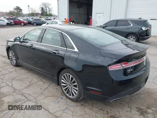 2017 Lincoln MKZ Hybrid Premiere z VIN 3LN6L5KU6HR622317, wystawiony jako IAAI lot #42124629 z przebiegiem 62 674 mil mil oraz . Historia ofert i sprzedaży dostępna na DreamBid. Obrazek 3.