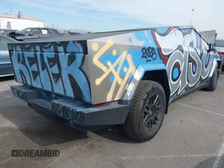 2024 Tesla Cybertruck z VIN 7G2CEHED9RA050686, wystawiony jako IAAI lot #41399354 z przebiegiem Nie podano mil oraz . Historia ofert i sprzedaży dostępna na DreamBid. Obrazek 4.