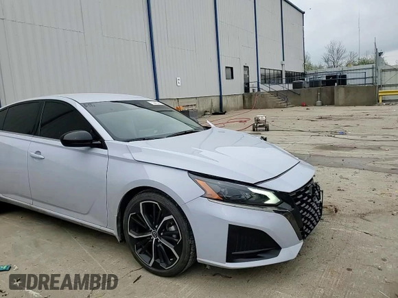 2024 Nissan Altima SR z VIN 1N4BL4CV8RN433893, wystawiony jako Copart lot #52449445 z przebiegiem 15 642 mil mil oraz Nie do naprawy • Non repairable. Historia ofert i sprzedaży dostępna na DreamBid. Obrazek 13.