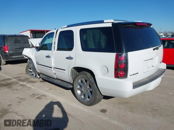2014 GMC Yukon Denali with VIN 1GKS2EEF2ER111301, listed as a IAAI auction lot 41636112 with 185,956 mi miles. Bid and sale history available at carsss.com. Image 3.
