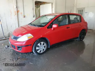 2007 Nissan Versa S z VIN 3N1BC13E57L378568, wystawiony jako Copart lot #56716455 z przebiegiem 113 033 mil mil oraz Szkoda całkowita • Salvage title. Historia ofert i sprzedaży dostępna na DreamBid. Obrazek 1.