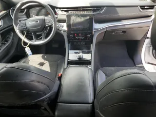 2023 Jeep Grand Cherokee Laredo z VIN 1C4RJGAGXPC552901, wystawiony jako Copart lot #60107115 z przebiegiem 44 231 mil mil oraz Szkoda całkowita • Salvage title. Historia ofert i sprzedaży dostępna na DreamBid. Obrazek 8.