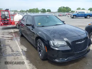 2019 Chrysler 300 S z VIN 2C3CCABG9KH617937, wystawiony jako IAAI lot #42299263 z przebiegiem 117 870 mil mil oraz . Historia ofert i sprzedaży dostępna na DreamBid. Obrazek 1.