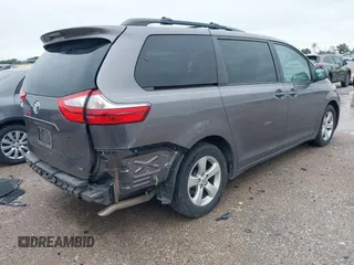 2015 Toyota Sienna LE AAS z VIN 5TDKK3DCXFS612396, wystawiony jako IAAI lot #42172932 z przebiegiem 90 440 mil mil oraz . Historia ofert i sprzedaży dostępna na DreamBid. Obrazek 4.