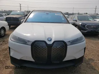 2023 BMW iX xDrive50 z VIN WB523CF03PCL70680, wystawiony jako Copart lot #52704593 z przebiegiem 1621 mil mil oraz . Historia ofert i sprzedaży dostępna na DreamBid. Obrazek 5.