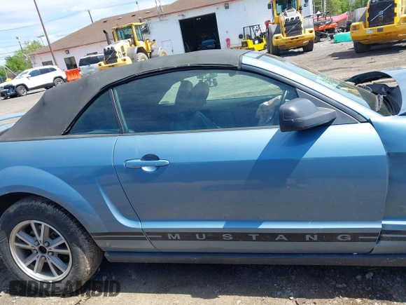 2005 Ford Mustang Deluxe z VIN 1ZVHT84N355249074, wystawiony jako IAAI lot #42298759 z przebiegiem 115 215 mil mil oraz . Historia ofert i sprzedaży dostępna na DreamBid. Obrazek 13.