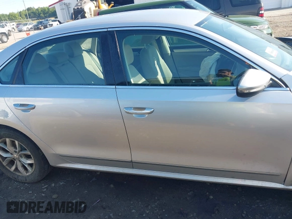 2017 Volkswagen Passat S z VIN 1VWAT7A30HC009964, wystawiony jako IAAI lot #42181146 z przebiegiem 118 855 mil mil oraz . Historia ofert i sprzedaży dostępna na DreamBid. Obrazek 14.