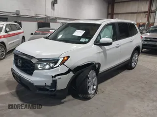 2025 Honda Passport EX-L z VIN 5FNYF8H5XSB017943, wystawiony jako IAAI lot #42027857 z przebiegiem 1822 mil mil oraz . Historia ofert i sprzedaży dostępna na DreamBid. Obrazek 2.