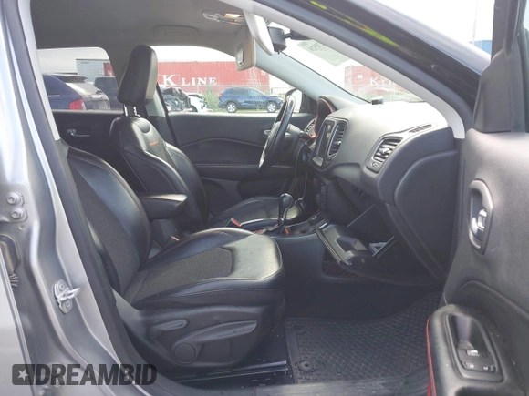 2019 Jeep Compass Trailhawk z VIN 3C4NJDDB6KT722424, wystawiony jako IAAI lot #42270528 z przebiegiem 98 007 mil mil oraz . Historia ofert i sprzedaży dostępna na DreamBid. Obrazek 5.