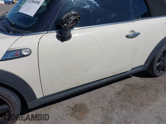 2010 MINI Convertible S z VIN WMWMS3C59ATY09465, wystawiony jako IAAI lot #42180490 z przebiegiem 112 343 mil mil oraz . Historia ofert i sprzedaży dostępna na DreamBid. Obrazek 6.