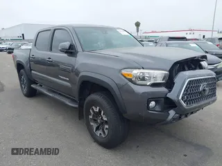 2018 Toyota Tacoma SR5 z VIN 3TMAZ5CN2JM066370, wystawiony jako IAAI lot #42311459 z przebiegiem 99 496 mil mil oraz . Historia ofert i sprzedaży dostępna na DreamBid. Obrazek 1.
